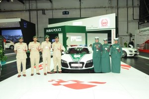 "بالصور" شرطة دبي تكشف عن جديد سياراتها الفارهة خلال معرض دبي للسيارات 2