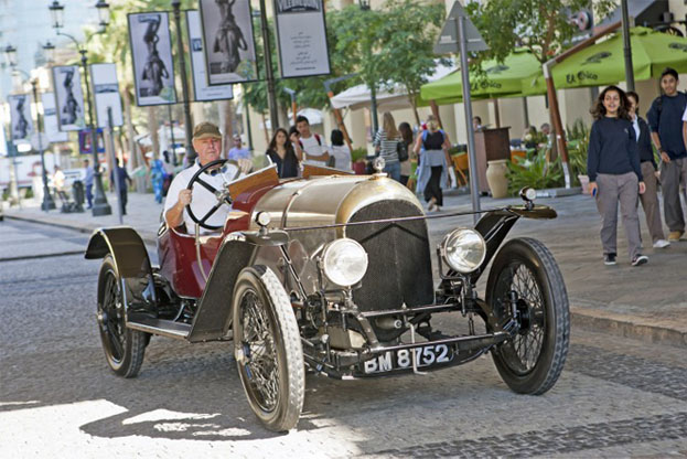 اقدم سيارة بنتلي في العالم تجوب شوارع دبي في ممشى شاطئ جميرا