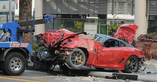 حادث فيراري 599 جي تي او في سنغافورة بسبب السرعة وقطع الاشارة بالفيديو والصور