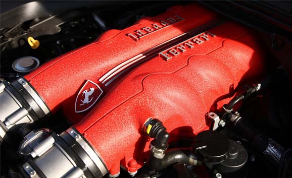 سيارات فيراري تتصدر قائمة أفضل أداء لمحركات V8 ثمانية سلندر وتكسب الجائزة للمرة الثانية