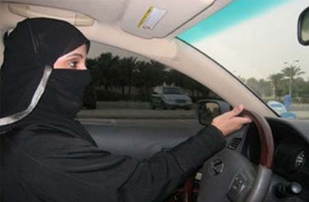سعودية “سرقت” سيارة زوجها وقامت “بالتفحيط” بها في شوارع مكة والشرطة تقبض عليها !