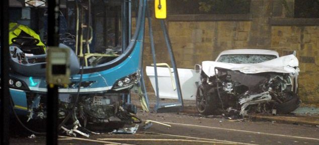 وفاة سائق سيارة اودي ار 8 اثر حادث تصادم بينه وبين حافلة نقل في مدينة "نيوكاسل" بالصور 1
