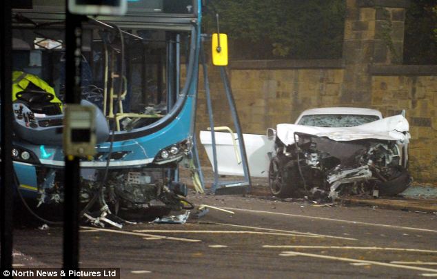 وفاة سائق سيارة اودي ار 8 اثر حادث تصادم بينه وبين حافلة نقل في مدينة "نيوكاسل" بالصور 6