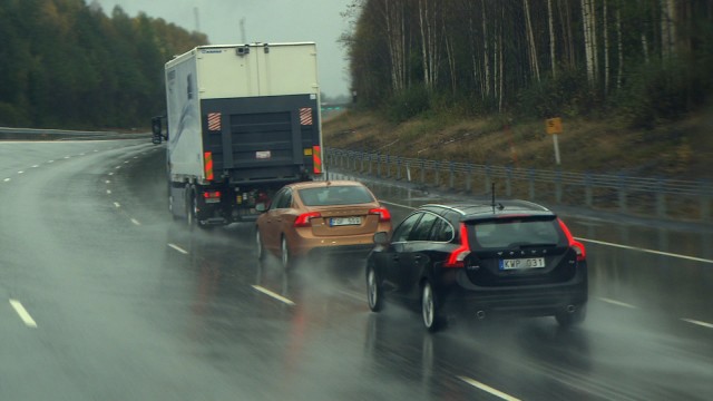 تقنية القيادة الذاتيه وصلت لسيارت فولفو 2014 الجديدة شاهد بالصور والفيديو Volvo 2014 4