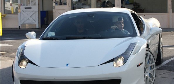 جاستن بيبر يقود سيارته “فيراري 458” البيضاء مع الحرس الشخصي ويعطل الحركة في شارع لوس انجلوس