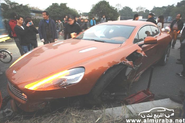 حادث استون مارتن رابيد الجديدة تصطدم في احد الحواجز بشارع في الصين Aston Martin Rapide