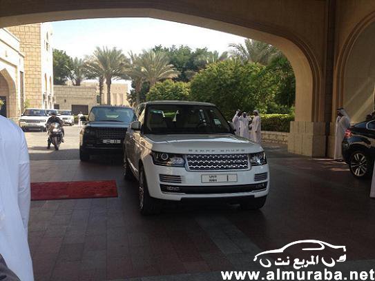 الشيخ محمد بن راشد حاكم مدينة دبي يركب سيارته “الجديدة” رنج روفر 2013 بالصور