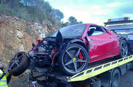 فيراري 458 إيطاليا تتحطم بالكامل في جزيرة مايوركا الاسبانية بالصور Ferrari 458 Italia 5