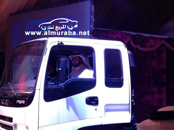 وزير التجارة توفيق الربيعة يدشن اول سيارة ايسوزو يابانية مصنعة في السعودية بالصور 2