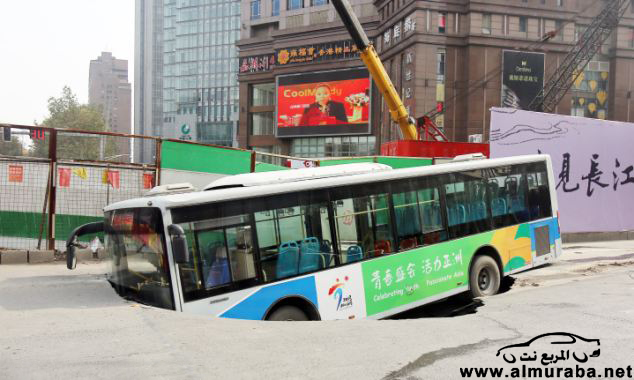 سقوط حافلة نقل كبيرة في الصين إثر "انفلاق" في الطريق قرب محطة انفاق مترو ونجاة 31 راكب بالصور 5