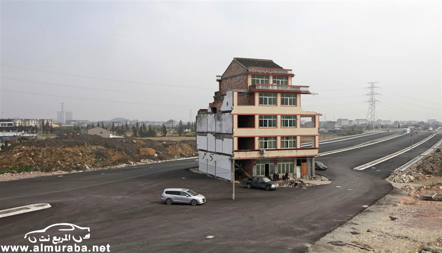 الحكومة الصينية تهدم المنزل الذي كان في وسط الطريق في تشجيانغ بعد تعويض صاحبها بمبلغ اكبر بالصور