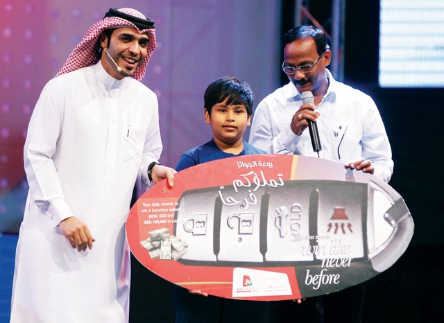 طفل هندي يفوز بسيارتين فاخرتين و100 ألف درهم بسحوبات في "مهرجان دبي" للتسوق بالصور 5