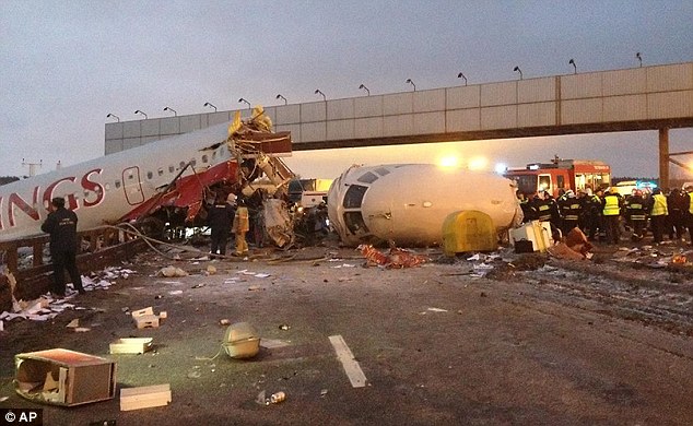 [فيديو] وصور سيارة تقوم بتصوير حادثة "الطائرة الروسية" اثناء إصطدامها بالارض وتطاير اجزائها على الطريق 3