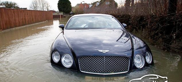 غرق سيارة بنتلي كونتيننتال جي تي الجديدة في "بريطانيا" بعد فوز صاحبها بمسابقة "اليانصيب" بالصور 1