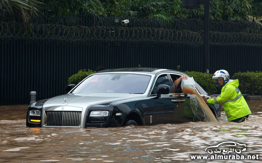 “رولز رويس” جوست الفاخرة غارقة في فيضانات جاكرتا وصاحبها يحاول إخراج المياه التي دخلتها !
