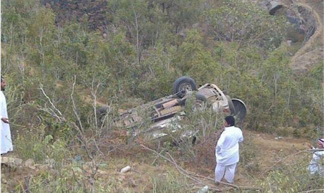 "بالصور" سقوط سيارة مرافقي وكيل "وزارة التربية" من أعلى جبال فيفا بجازان 7