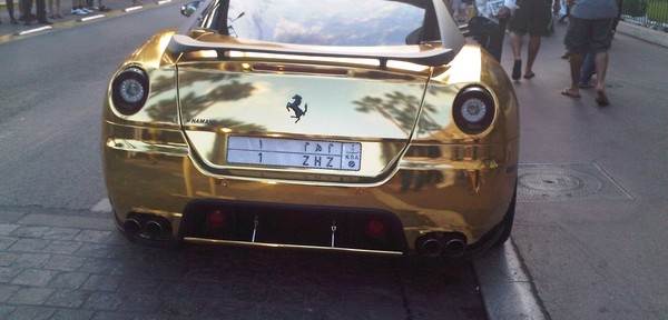 فيراري 599 المطلية باللون الذهبي تبهر السياح في شارع جميرا بمدينة دبي Ferrari 599