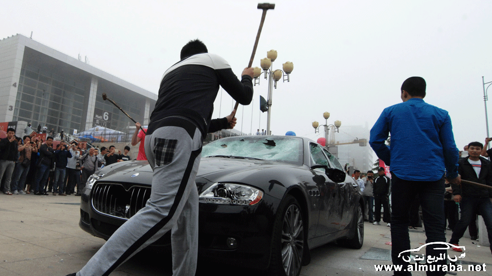 "بالصور" و"الفيديو" صيني غاضب يحطم سيارته المازيراتي في امام الوكالة والجماهير 4