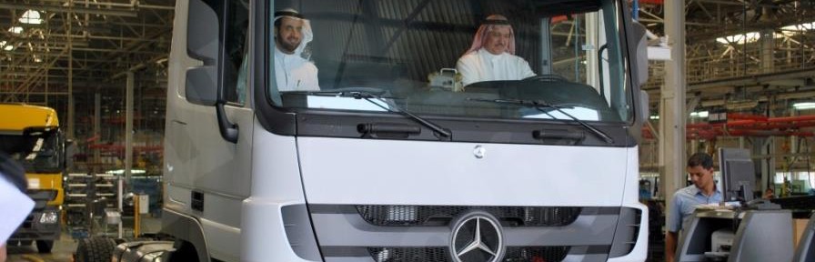 وزير التجارة "الربيعة" يقوم بإختبار شاحنةً من طراز مرسيدس بنز جمعتها أياد سعودية "صورة" 1
