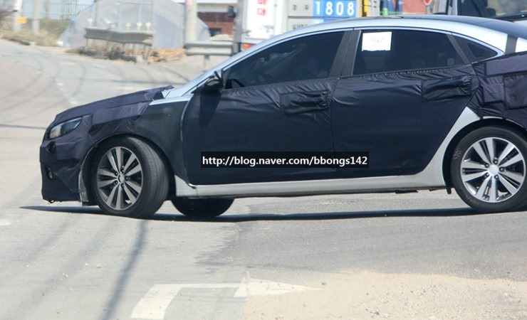 التقاط صور تجسسية لسيارة هيونداي ميسترا السيدان اثناء اختبارها في كوريا Hyundai Mistra 4