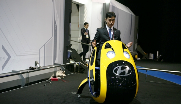 "بالصور" شركة هيونداي تصنع اغرب سيارة صغيرة على شكل بيضة Hyundai E4U 5