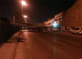 "بالصور" سقوط جسر للمشاة في احدى شوارع مدينة الرياض على شاحنة 2