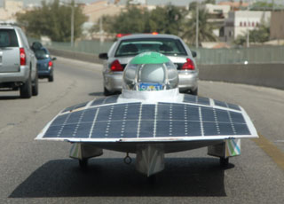 سيارة وهج أول سيارة سعودية تعمل بالطاقة الشمسية من صناعة طلاب جامعيين 1