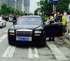 "بالصور" امرأة تقود تويوتا كورولا وتحطم سيارة رولز رويس جوست في مدينة بكين الصينية 1
