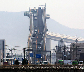 “بالصور” شاهد جسر السيارات الأكثر رعباً في العالم ويتواجد في دولة اليابان
