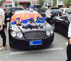 “بالصور” صينيين يملكون سيارات فاخرة ويبيعون الاحذية على الرصيف للصرف على وقود السيارة!