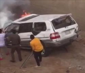 “بالفيديو” اشتعال سيارة بعد سقوطها من أعلى جسر ورجل أمن ومواطن يخاطران لإخراج قائدها رغم النيران