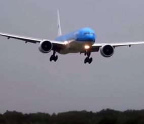 "فيديو" شاهد لحظة هبوط مرعب لطائرة ركاب في مدينة امستردام بسبب الرياح 2