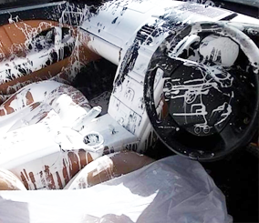 "صورة" سيارة مازيراتي كواتروبورتي تتلطخ داخليتها بالكامل بالطلاء الأبيض 5