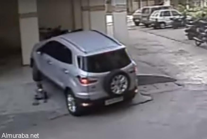 “فيديو” نجاة طفل 3 سنوات رغم دهسه تحت سيارة