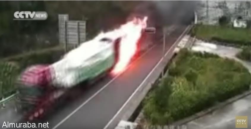 سائق يخاطر بحياته ويقود شاحنة مشتعلة في الصين 1