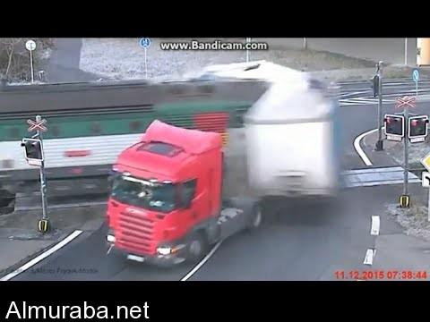 “فيديو” سائق شاحنة ينجو بأعجوبة من حادث تصادم مع قطار