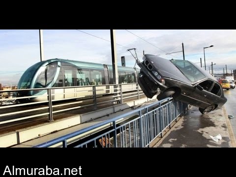 “فيديو” نجاة شخصين بأعجوبة بعد سقوط سيارتهما من فوق جسر بروسيا