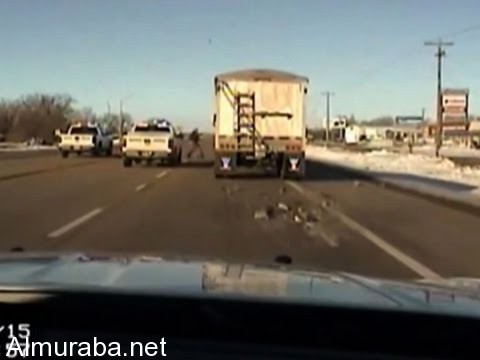 “فيديو” شرطي يقفز داخل شاحنة وهي تسير ليوقفها بعد أن فقد سائقها وعيه في أمريكا