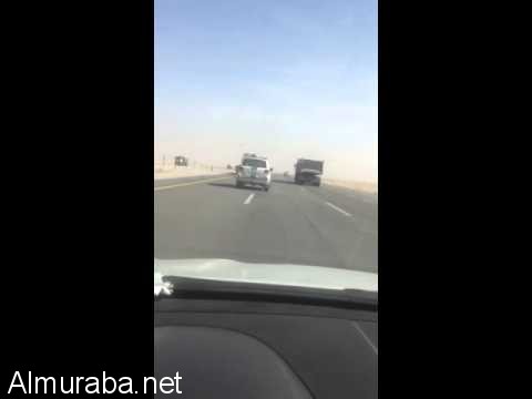 “فيديو” شاهد دوريات أمن الطرق تطارد سائق شاحنة متهور وتوقفه بالقوة