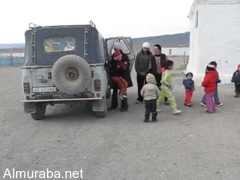 “فيديو” سيارة جيب تنجح في حمل 40 طفلا في إحدى القرى النائية بمنغوليا