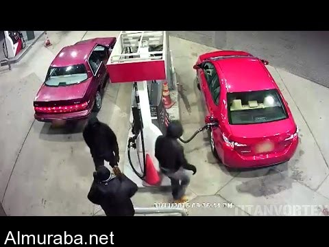 “فيديو” شاهد سطو مسلح على عامل وزبون في محطة وقود بأمريكا