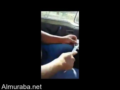 “فيديو” رجل يقود سيارته ويتحكم فيها بواسطة مفتاح برغي