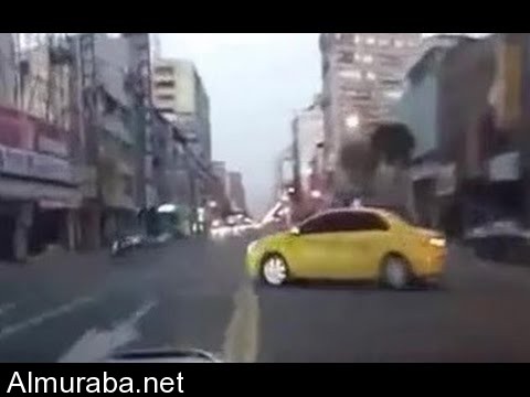 “فيديو” حادث مروع لشاب يقود سيارته بسرعة جنونية