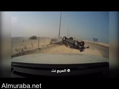 "فيديو" حادث بسبب انشغال قائد السيارة قليلاً بجواله على طريق في السعودية 3