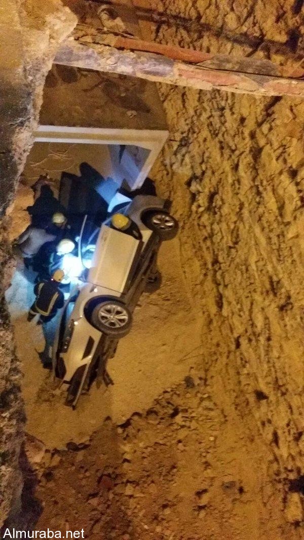 “بالصور” نجاة أسرة سعودية بعدما سقطت سيارتهم بحفرة عميقة في شارع ببريدة