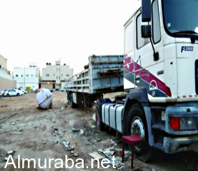 الأراضي البيضاء في الرياض يتحول البعض منها إلى كراج للسيارات التالفة والشاحنات الكبيرة 3