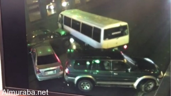 “فيديو” شاهد باص يتسبب بحادث إصطدام 7 سيارات في طريق الملك فهد بالرياض