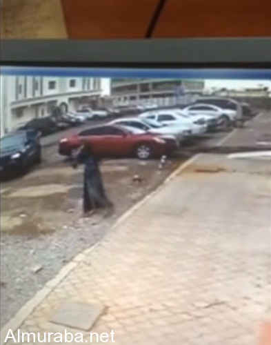 “فيديو” شاهد فتاة عمانية تقفز خارج سيارتها هربًا من لص