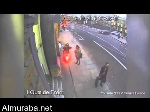 "فيديو" لص على دراجة نارية يسرق شخصين في نفس اللحظة 7
