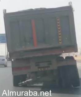 “فيديو” شاحنة تسير دون عجلات خلفية بالرياض وعتابٌ من المغردين على “المرور”